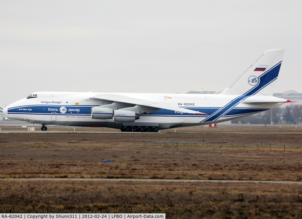 RA-82042, 1991 Antonov An-124-100 Ruslan C/N 9773054055093/0606, Lining rwy 32L for departure... Now without 20th anniversary logo...