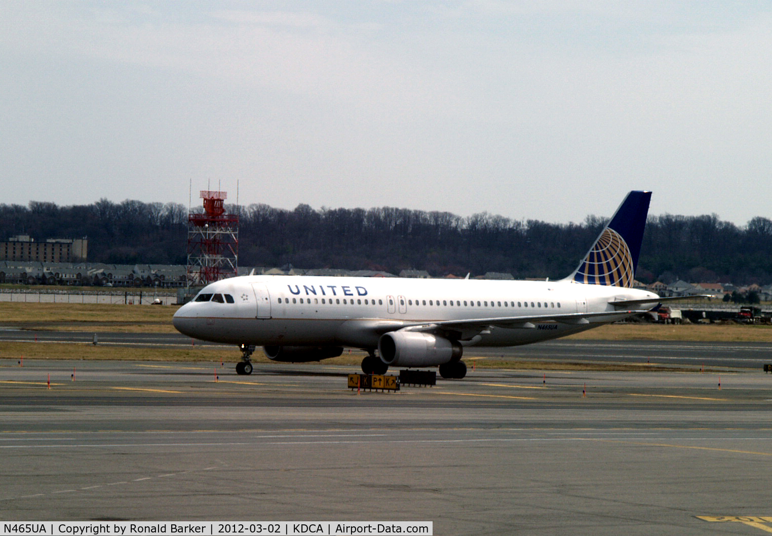 N465UA, 2000 Airbus A320-232 C/N 1341, Taxi DCA