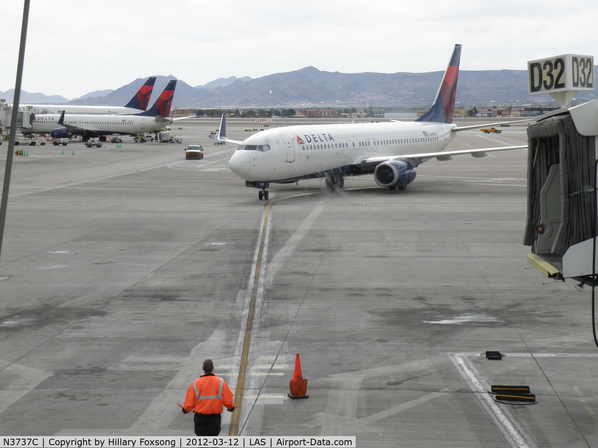 N3737C, 2000 Boeing 737-832 C/N 30799, Taxiing to the gate in Las Vegas before leaving for NY JFK