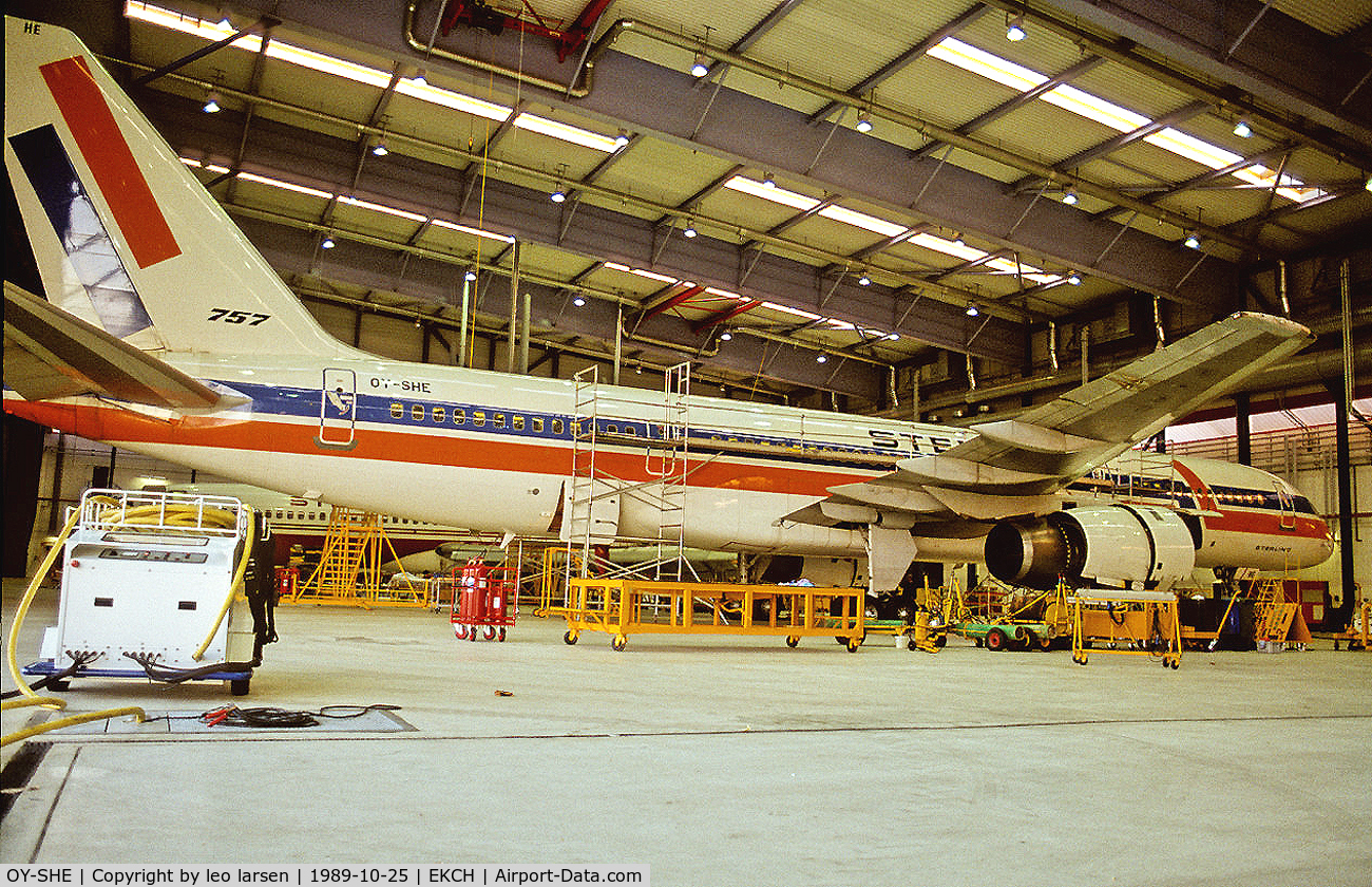 OY-SHE, 1988 Boeing 757-27B C/N 24135, Inside HG Copenhagen Kastrup 25.10.89