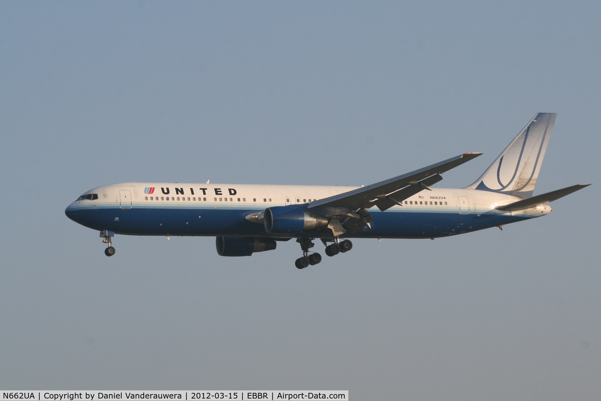 N662UA, 1993 Boeing 767-322 C/N 27159, Arrival of flight UA972 to RWY 25L