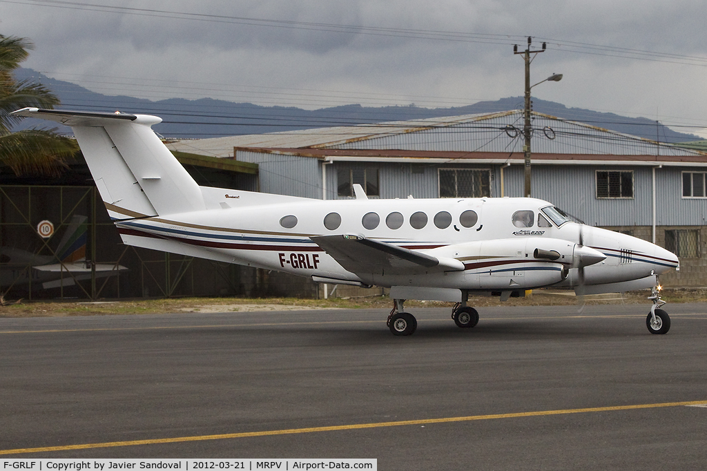 F-GRLF, 1998 Raytheon B200 King Air C/N BB-1607, Nice surprise today at Pavas airport in a cloudy afternoon.