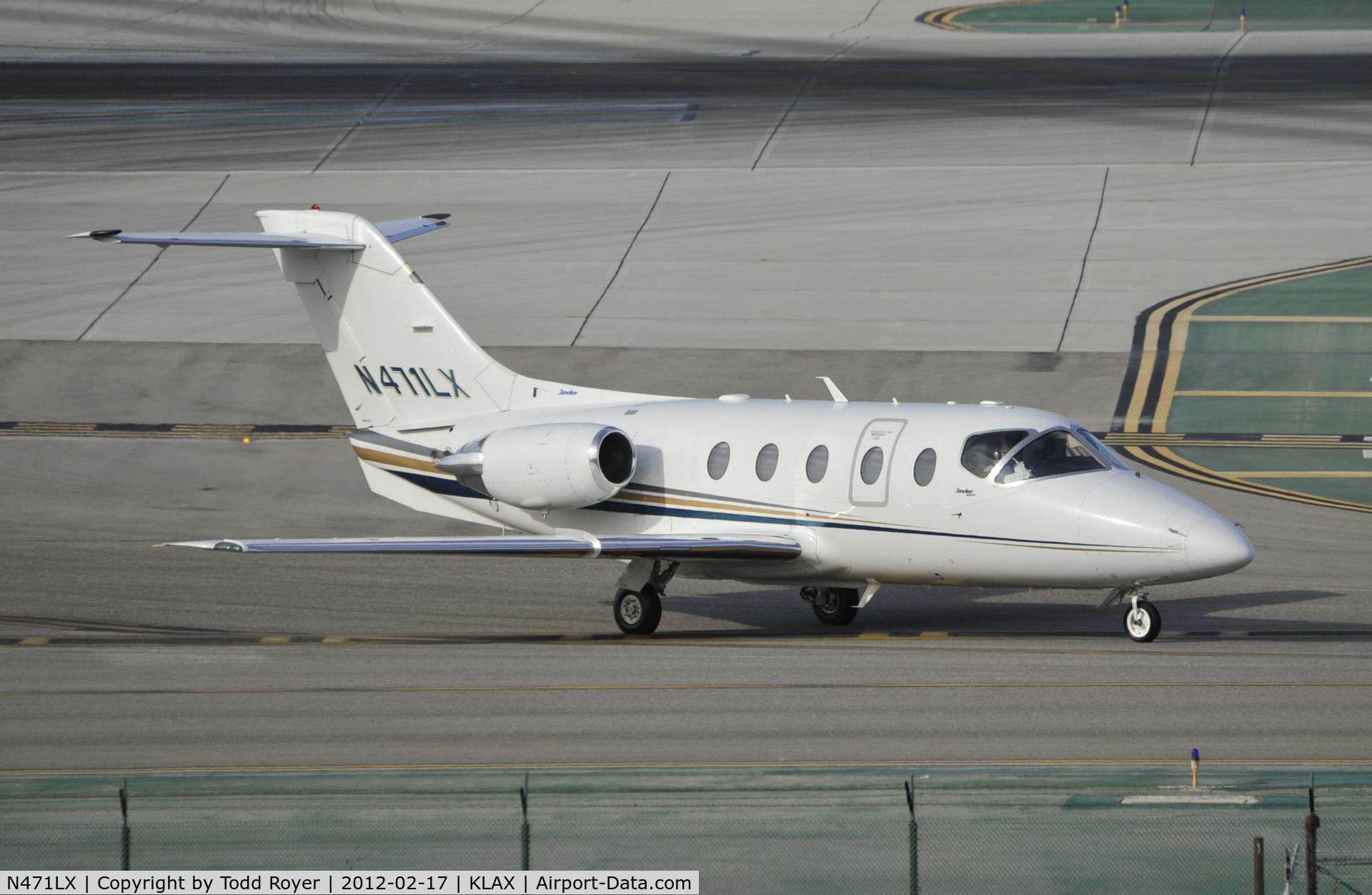 N471LX, 2007 Raytheon Beechjet 400A C/N RK-506, Taxiing to parking atLAX