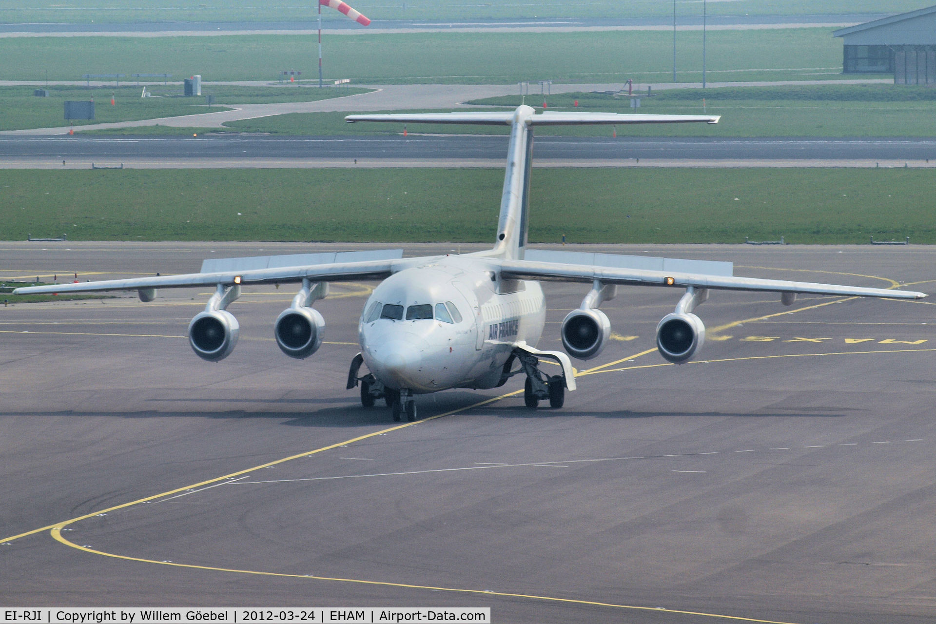 EI-RJI, 1999 British Aerospace Avro 146-RJ85A C/N E2346, Arrival on Schiphol Airport and taxi to the gate