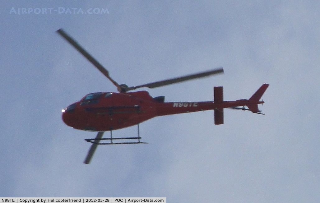 N98TE, Eurocopter AS-350B-3 Ecureuil Ecureuil C/N 3143, Travelling southbound over active runways fter receiving clearence