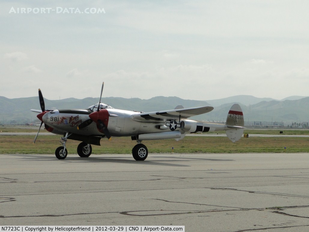 N7723C, 1944 Lockheed P-38L-5 Lightning C/N 7985, Taxiing to runway 26
