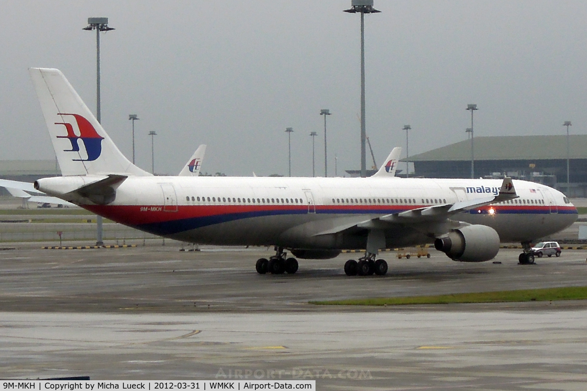 9M-MKH, Airbus A330-322 C/N 110, At Kuala Lumpur