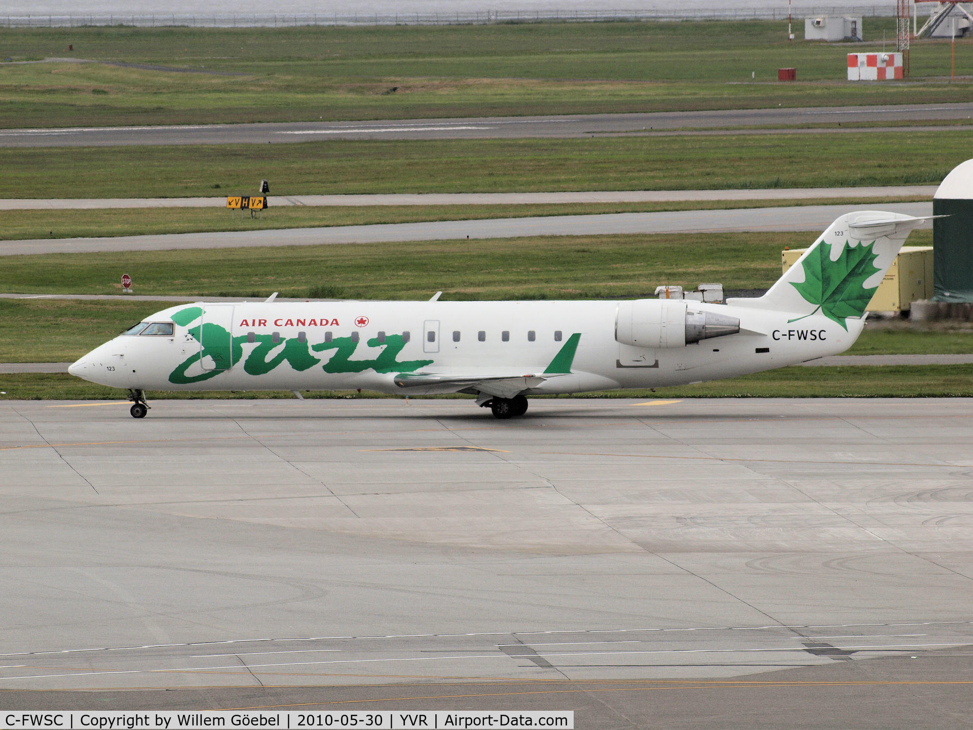 C-FWSC, 1996 Canadair CRJ-100ER (CL-600-2B19) C/N 7120, Taxi to the runway of YVR