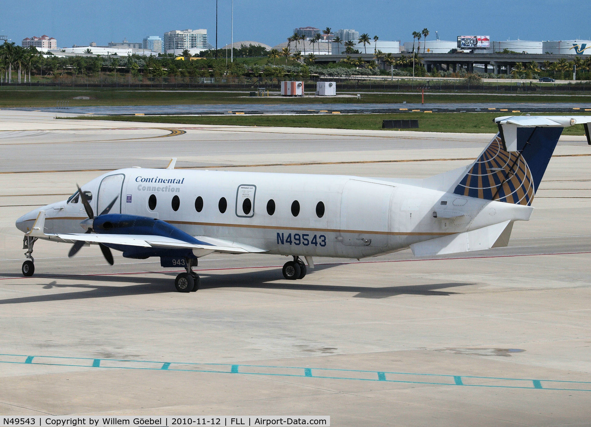 N49543, 1995 Beech 1900D C/N UE-181, Taxi to the runway of FLL Airport