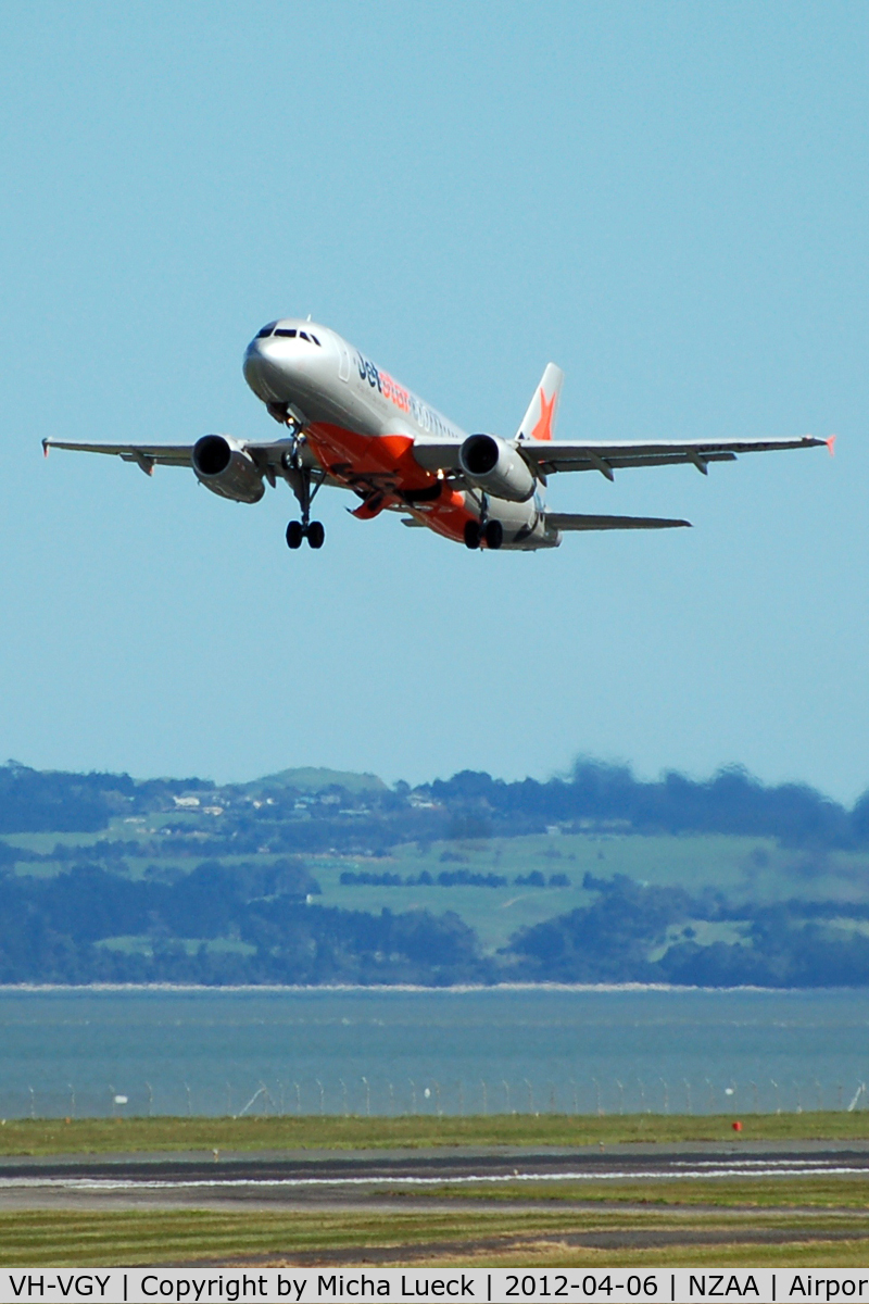 VH-VGY, 2010 Airbus A320-232 C/N 4177, At Auckland