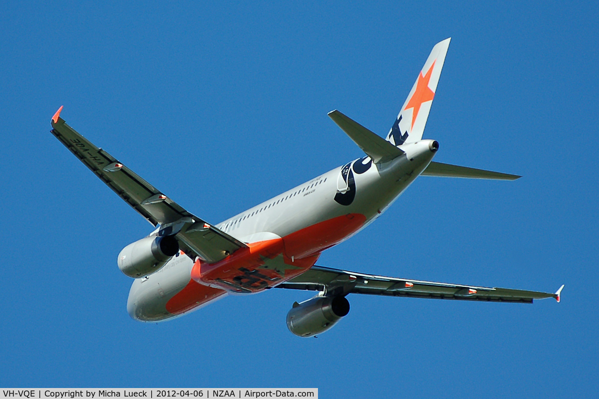 VH-VQE, 2008 Airbus A320-232 C/N 3495, At Auckland