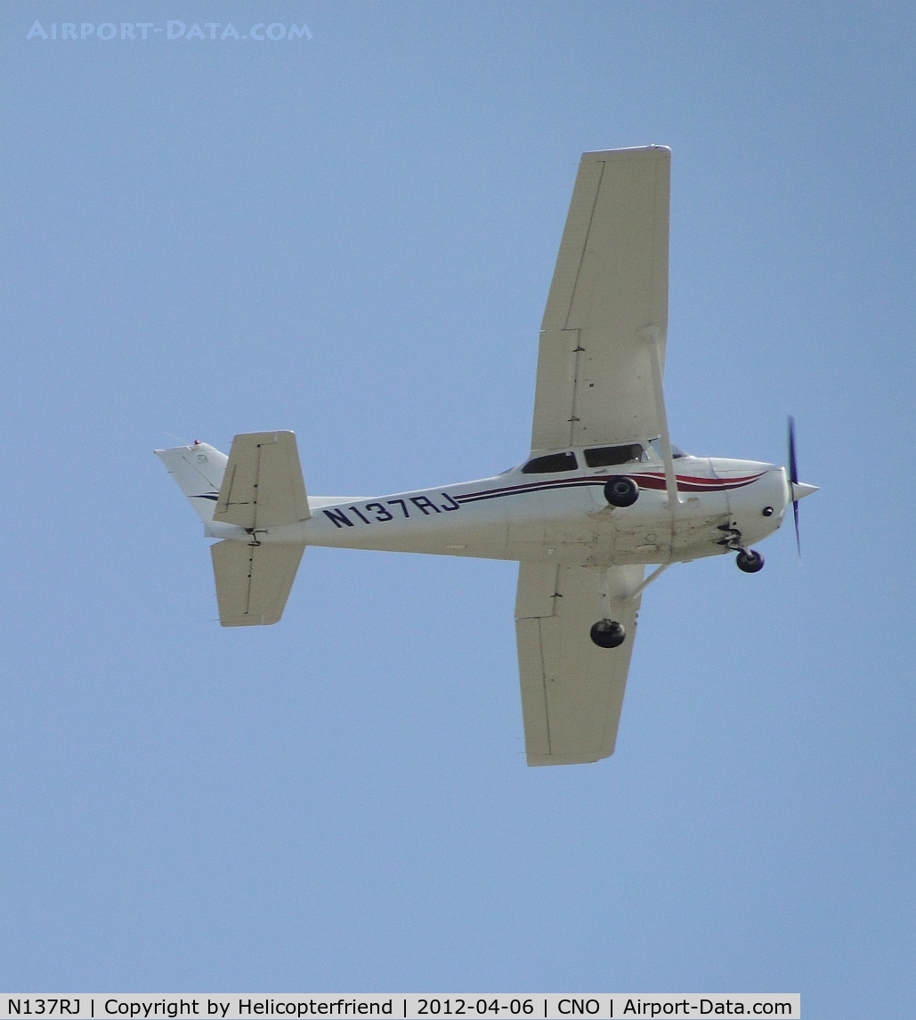 N137RJ, 1999 Cessna 172S C/N 172S8296, Flying by