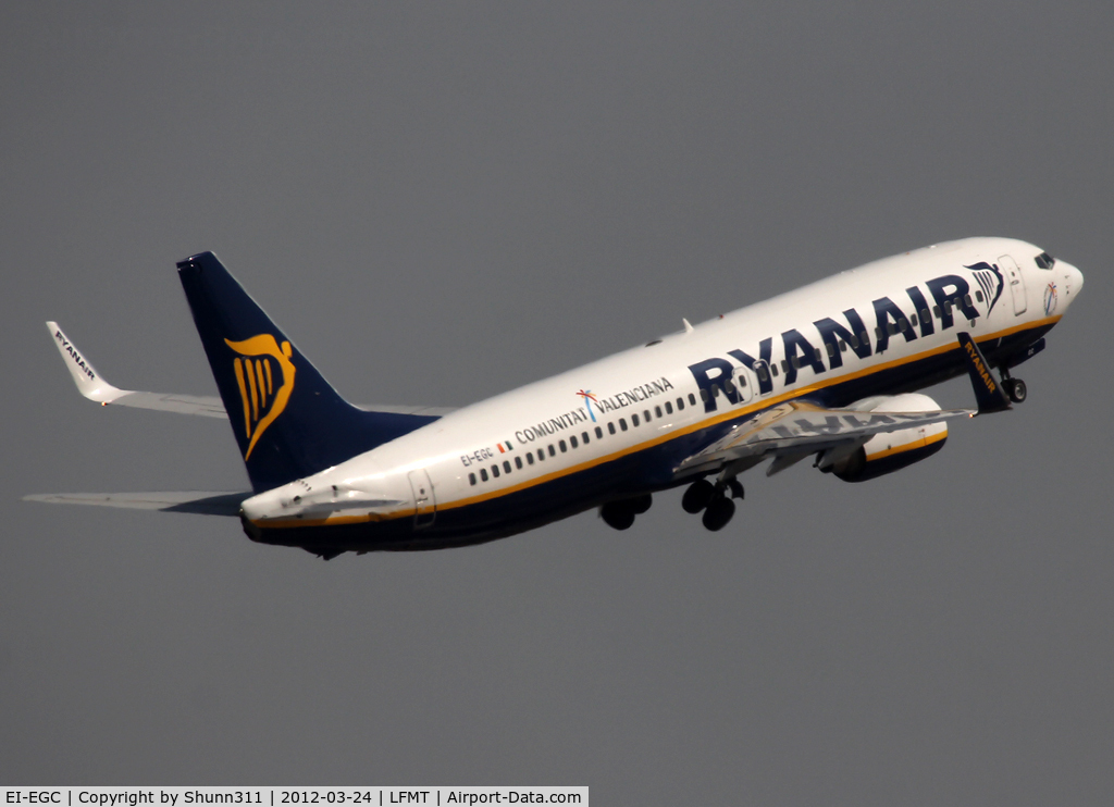 EI-EGC, 2009 Boeing 737-8AS C/N 38492, Taking off...