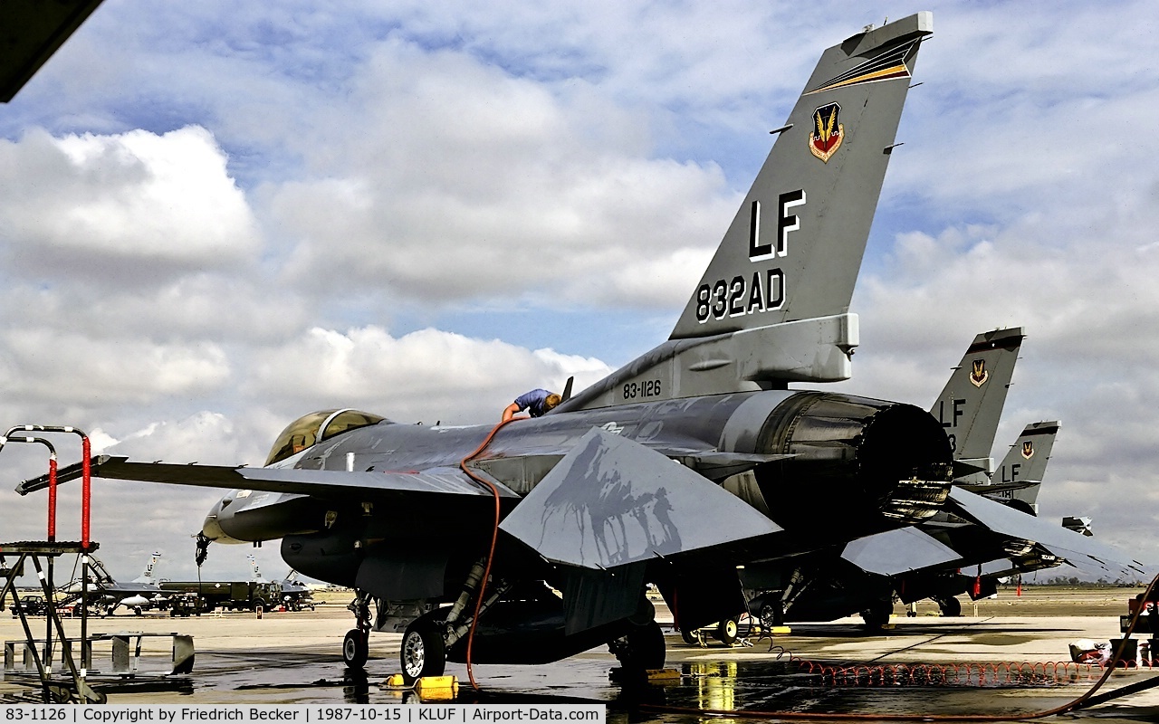 83-1126, 1983 General Dynamics F-16C Fighting Falcon C/N 5C-9, flightline at Luke AFB