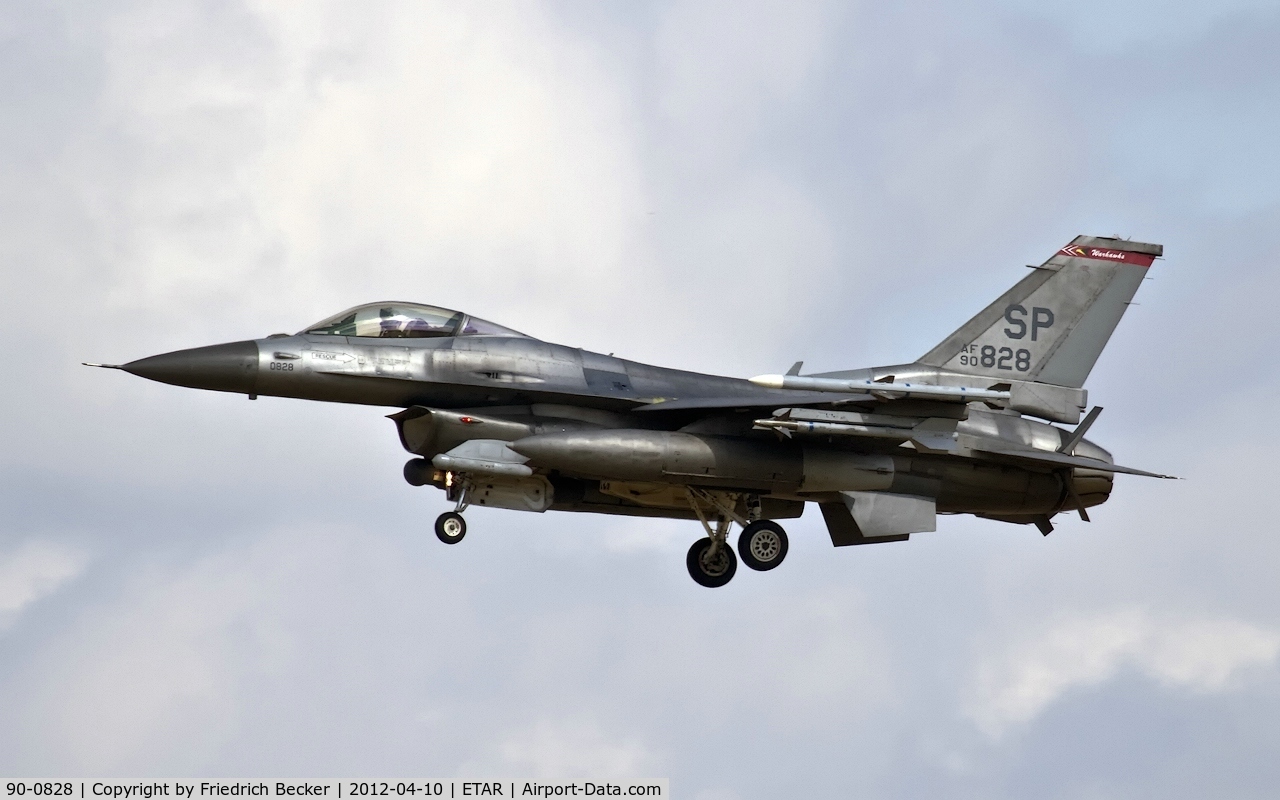 90-0828, General Dynamics F-16CG Night Falcon C/N CC-28, on final RW27