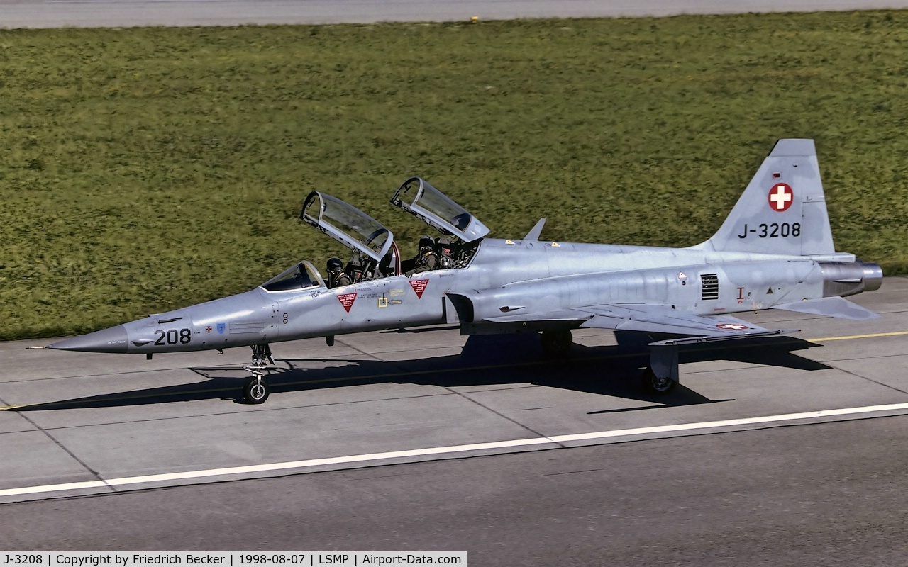 J-3208, Northrop F-5F Tiger II C/N M1008, taxying to the active