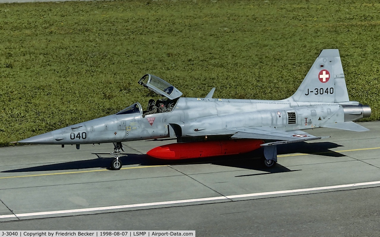 J-3040, Northrop F-5E Tiger II C/N L.1040, taxying to the active
