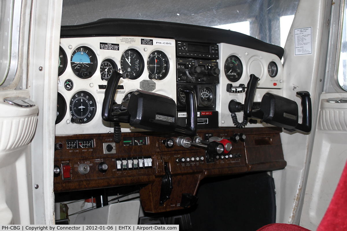 PH-CBG, Reims F152 C/N 1803, A little peek inside the cockpit.