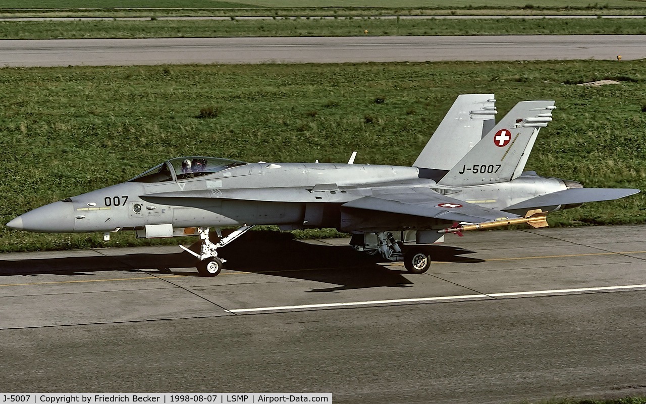 J-5007, McDonnell Douglas F/A-18C Hornet C/N 1335/SFC007, taxying to the active