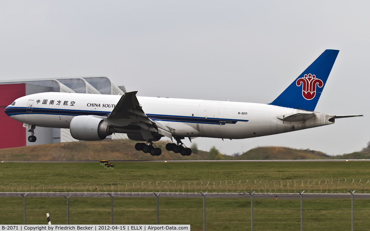 B-2071, 2009 Boeing 777-F1B C/N 37309, short final RW06