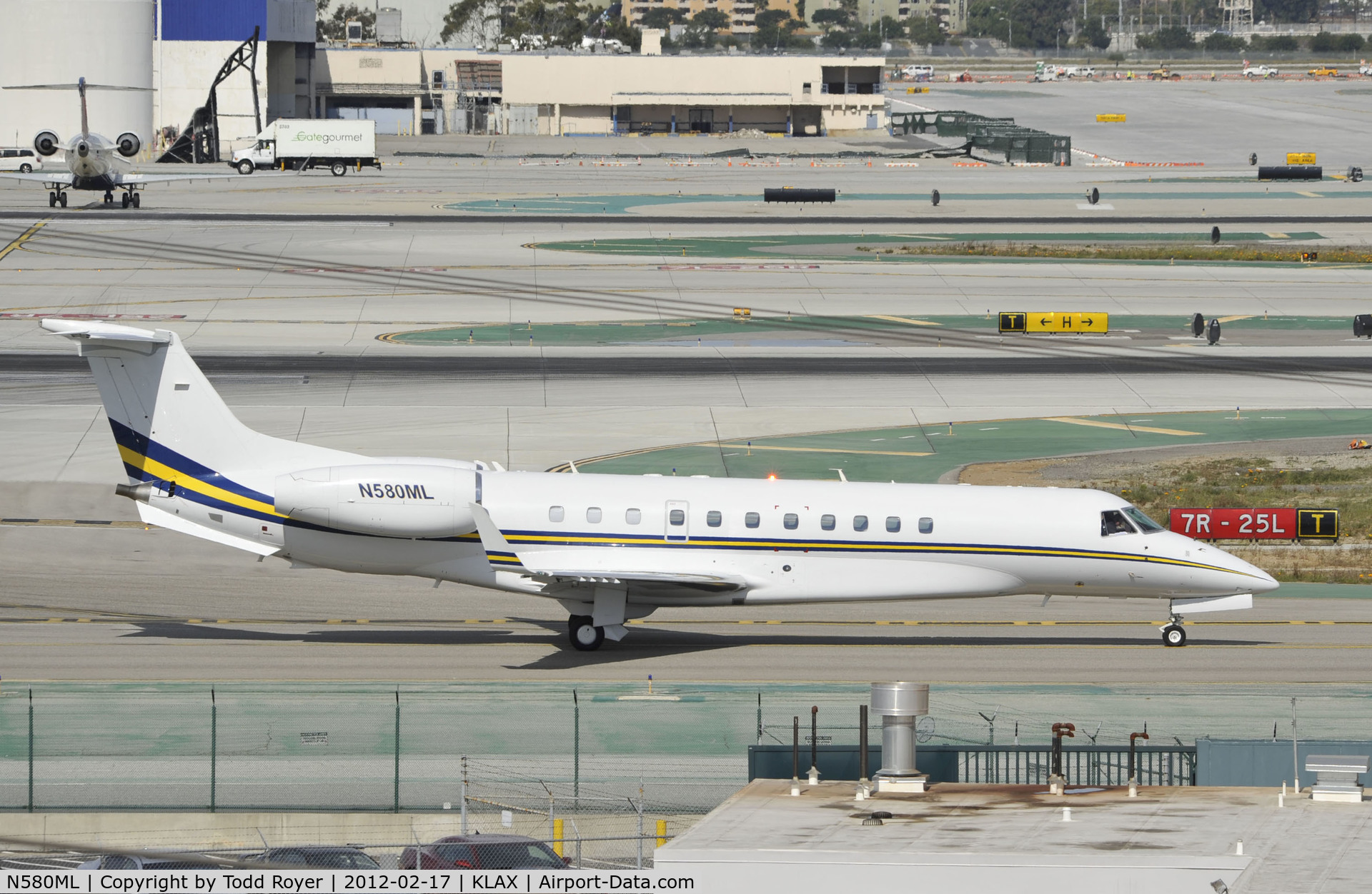 N580ML, 2007 Embraer EMB-135BJ Legacy C/N 14500990, Taxiing to parking at LAX
