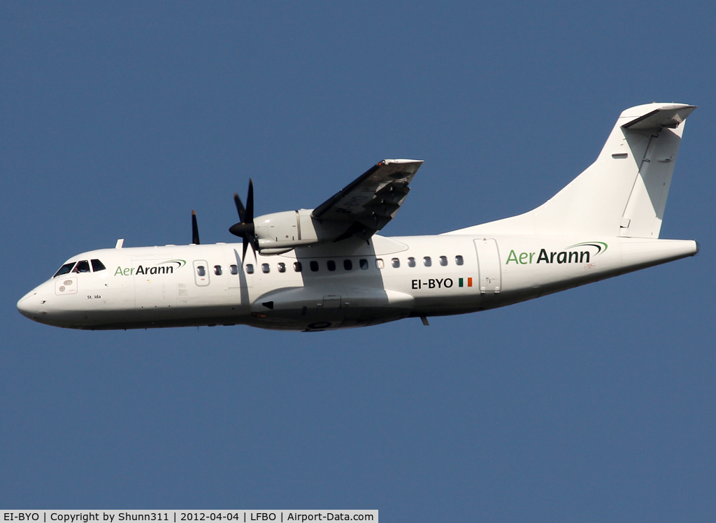 EI-BYO, 1989 ATR 42-300 C/N 161, Taking off and passing above the rwy for LFBF