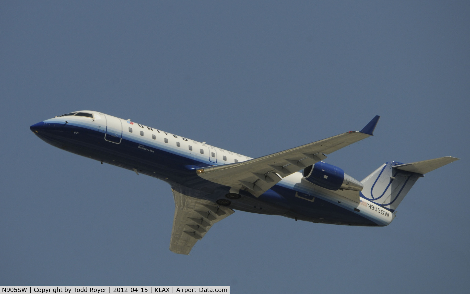 N905SW, 2000 Bombardier CRJ-200LR (CL-600-2B19) C/N 7437, Departing LAX on 25R