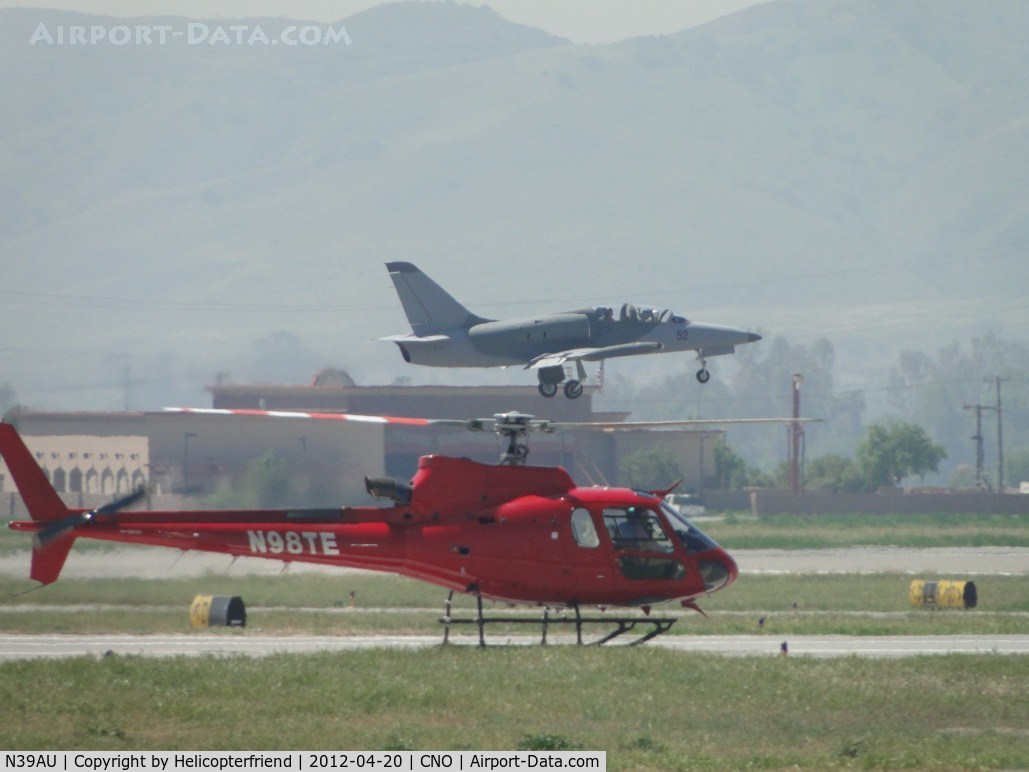 N39AU, 1980 Aero L-39 Albatros C/N 031603, Lifting off from runway 26L while helicopter N98TE is landing on 26R