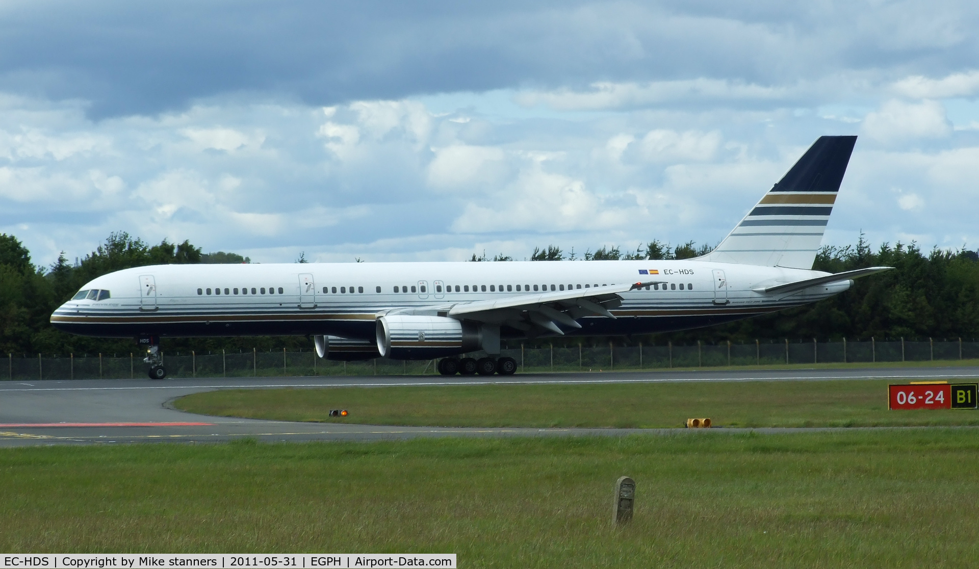 EC-HDS, 1999 Boeing 757-256 C/N 26252, Privilage style Boeing 757-256 Lands on runway 24