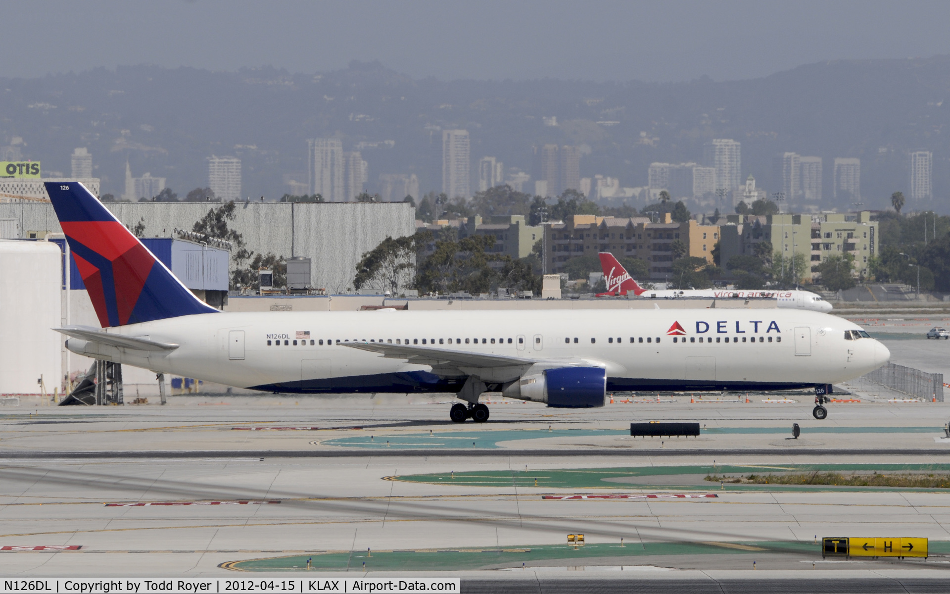 N126DL, 1988 Boeing 767-332 C/N 24076, Taxiing to gate at LAX