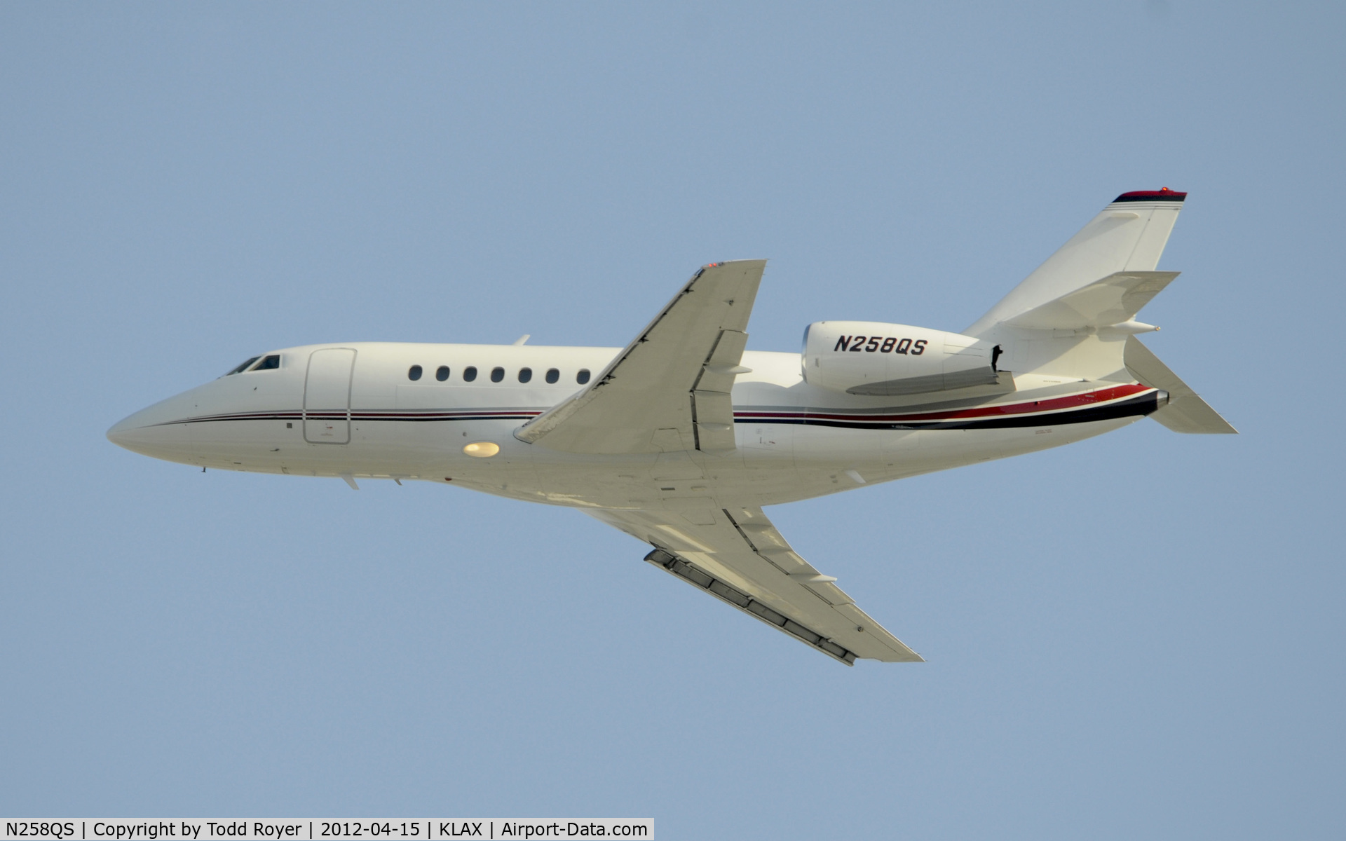 N258QS, 2001 Dassault Falcon 2000 C/N 158, Departing LAX on 25R