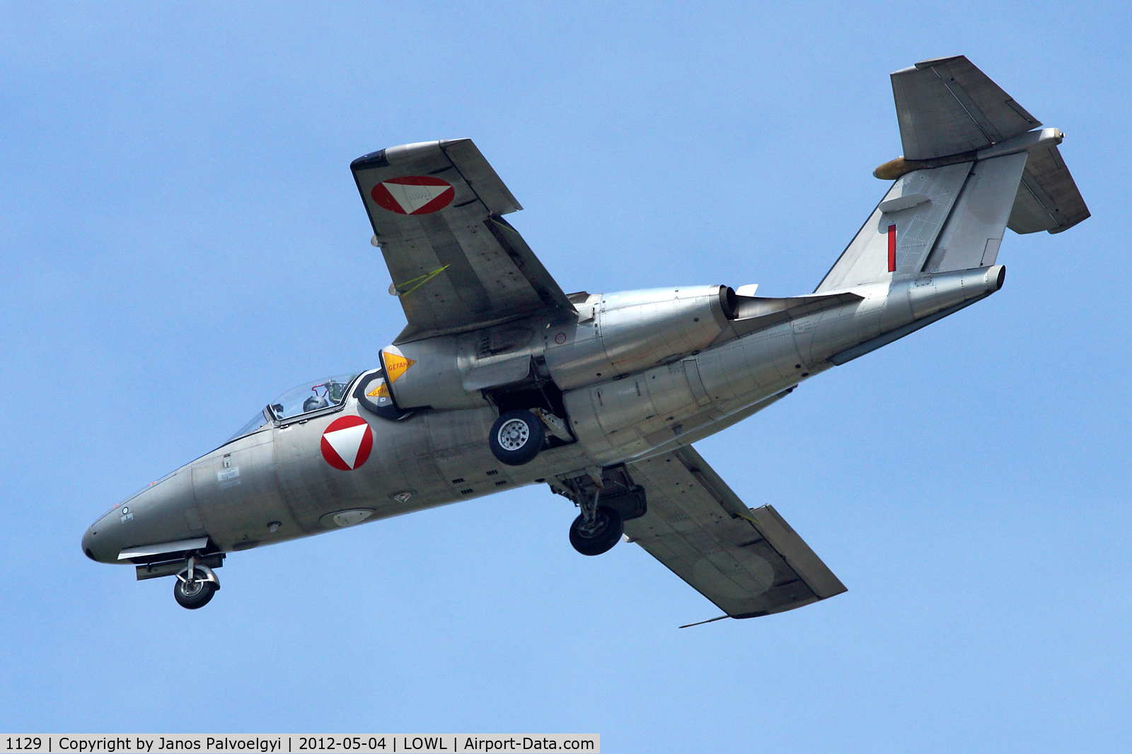 1129, Saab 105OE C/N 105429, Austrian Air Force Saab 105OE final approach in LOWL/LNZ