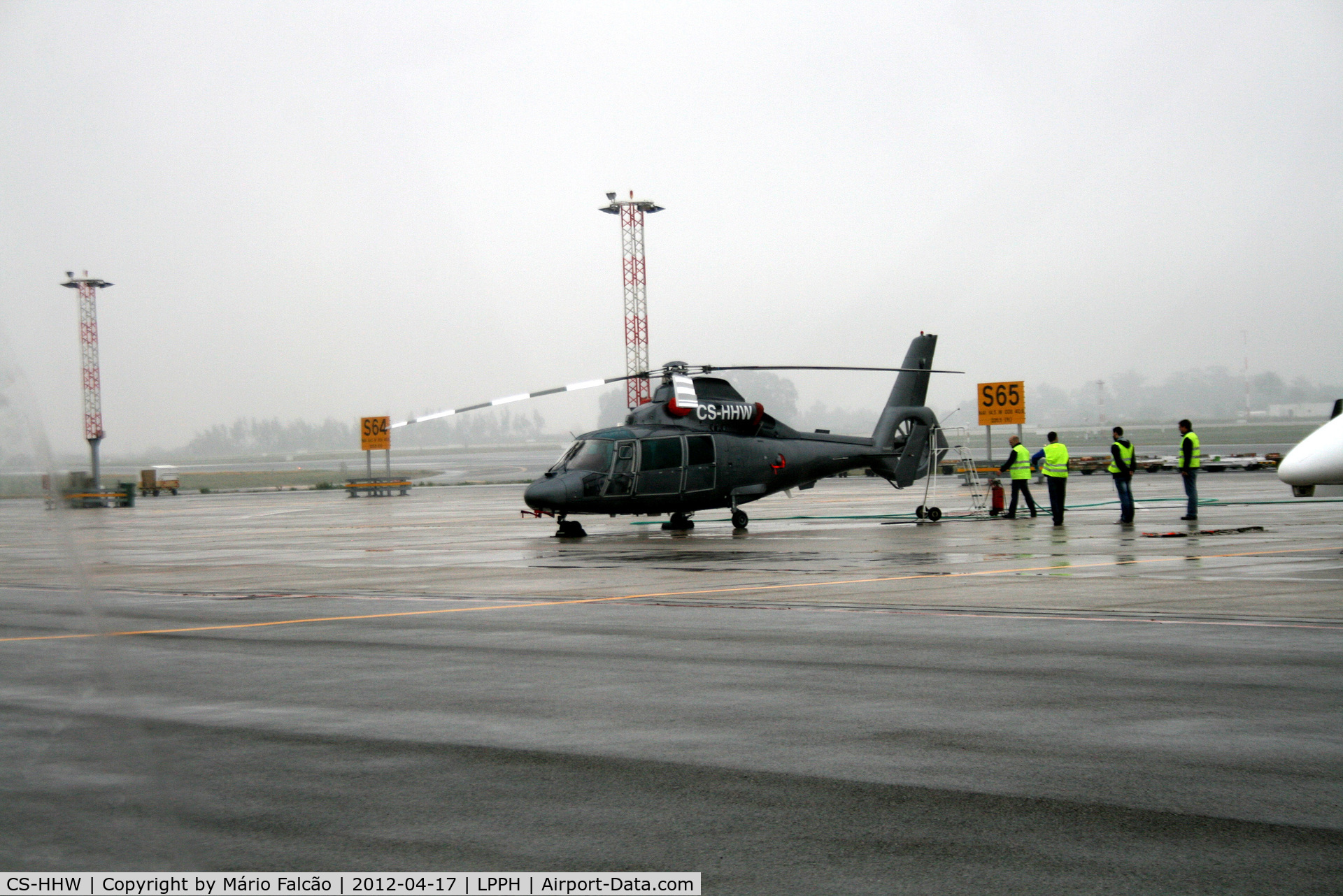 CS-HHW, Aérospatiale AS-365N-1 Dauphin 2 C/N 6307, At Porto airport (Portugal) with rain.