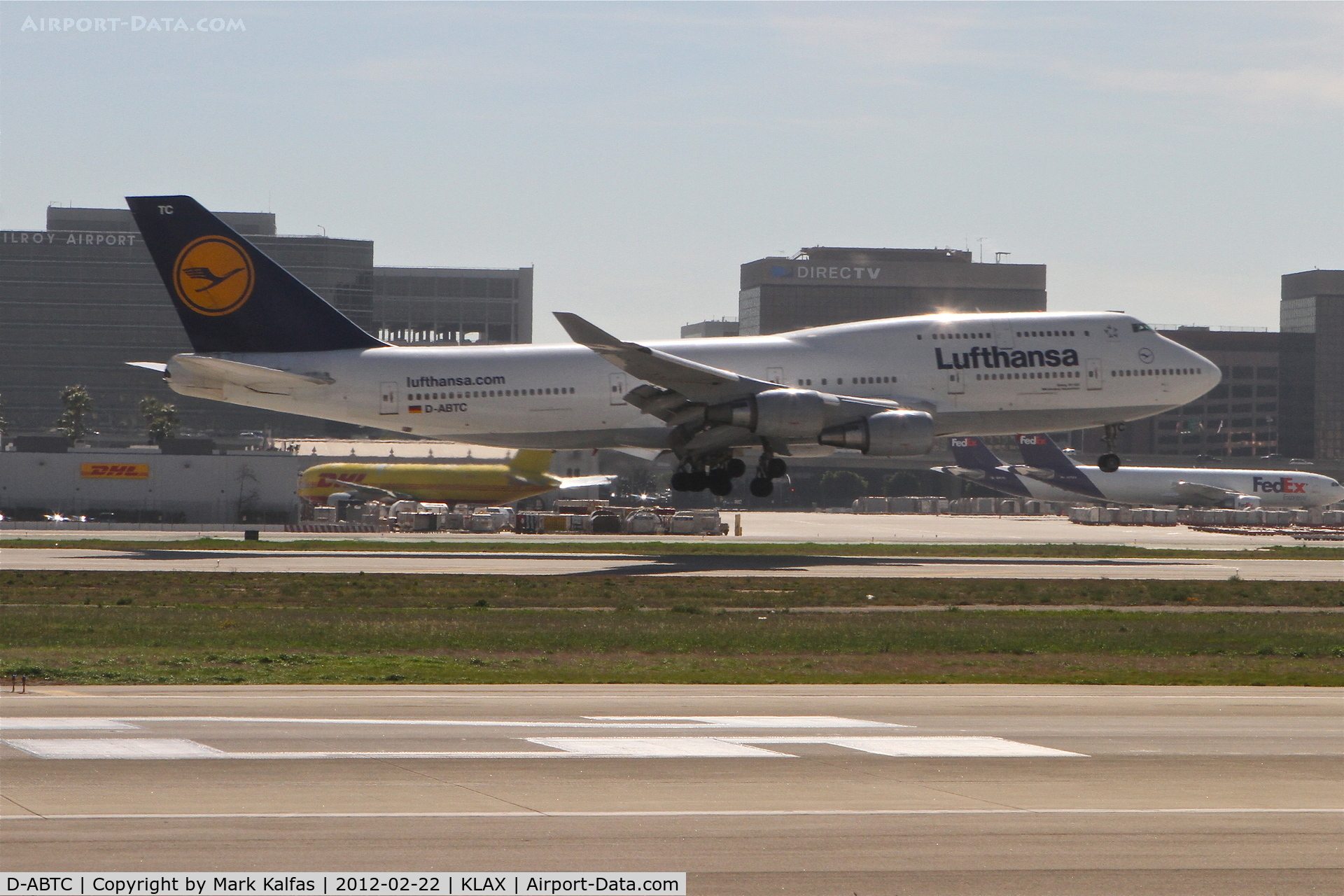 D-ABTC, 1990 Boeing 747-430M C/N 24287, Lufthansa Boeing 747-430, DLH456 arriving from Frankfurt Int'l/EDDF, touching down on RWY 25L KLAX.