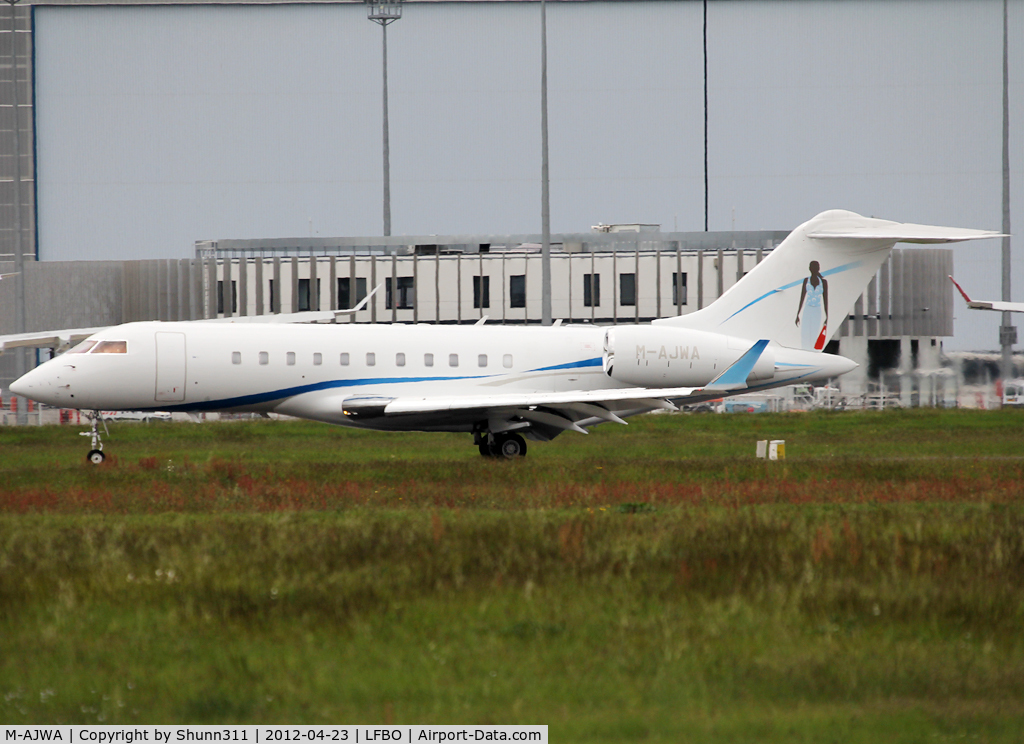 M-AJWA, 2008 Bombardier BD-700-1A11 Global 5000 C/N 9293, Landing rwy 14R