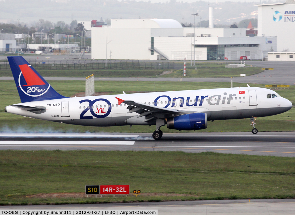 TC-OBG, 1996 Airbus A320-233 C/N 916, Landing rwy 14R with additional 20th anniversary sticker...