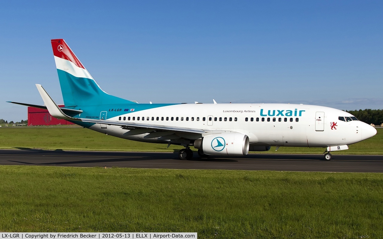 LX-LGR, 2004 Boeing 737-7C9 C/N 33803, taxying to the active