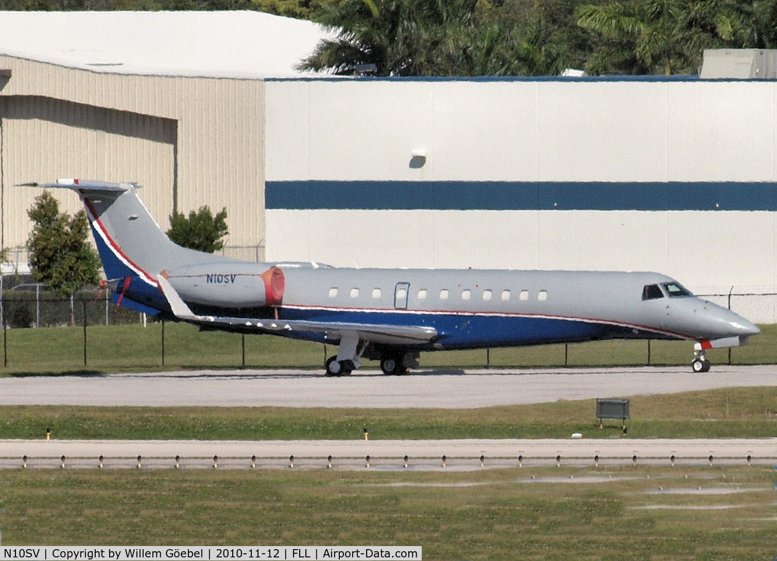N10SV, 2006 Embraer EMB-135BJ Legacy C/N 14500974, Parking on the platform of FLL