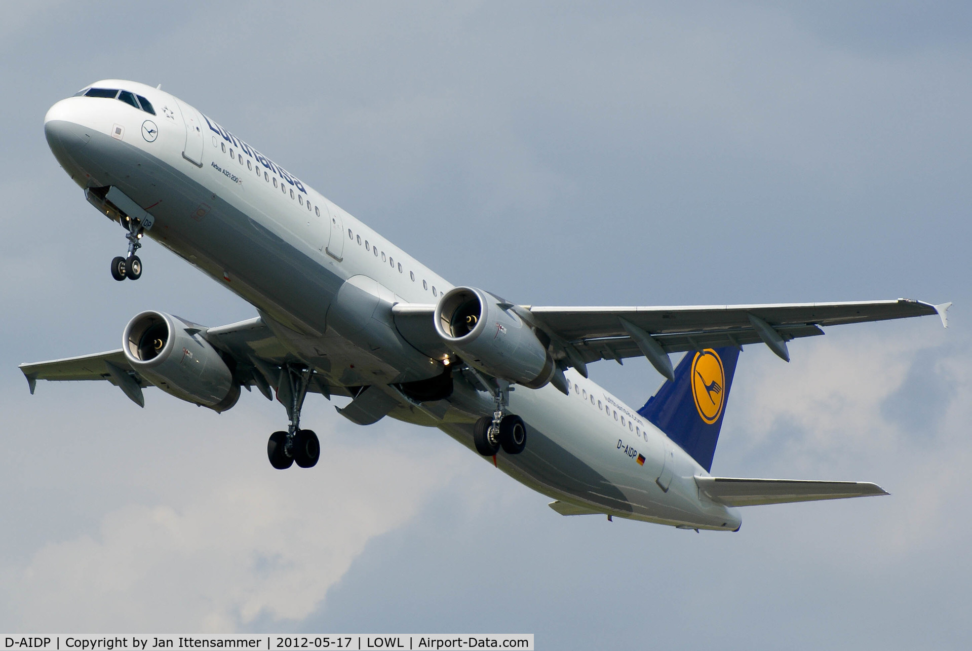 D-AIDP, 2012 Airbus A321-231 C/N 5049, D-AIDP @ LOWL
Ausweicher MUC