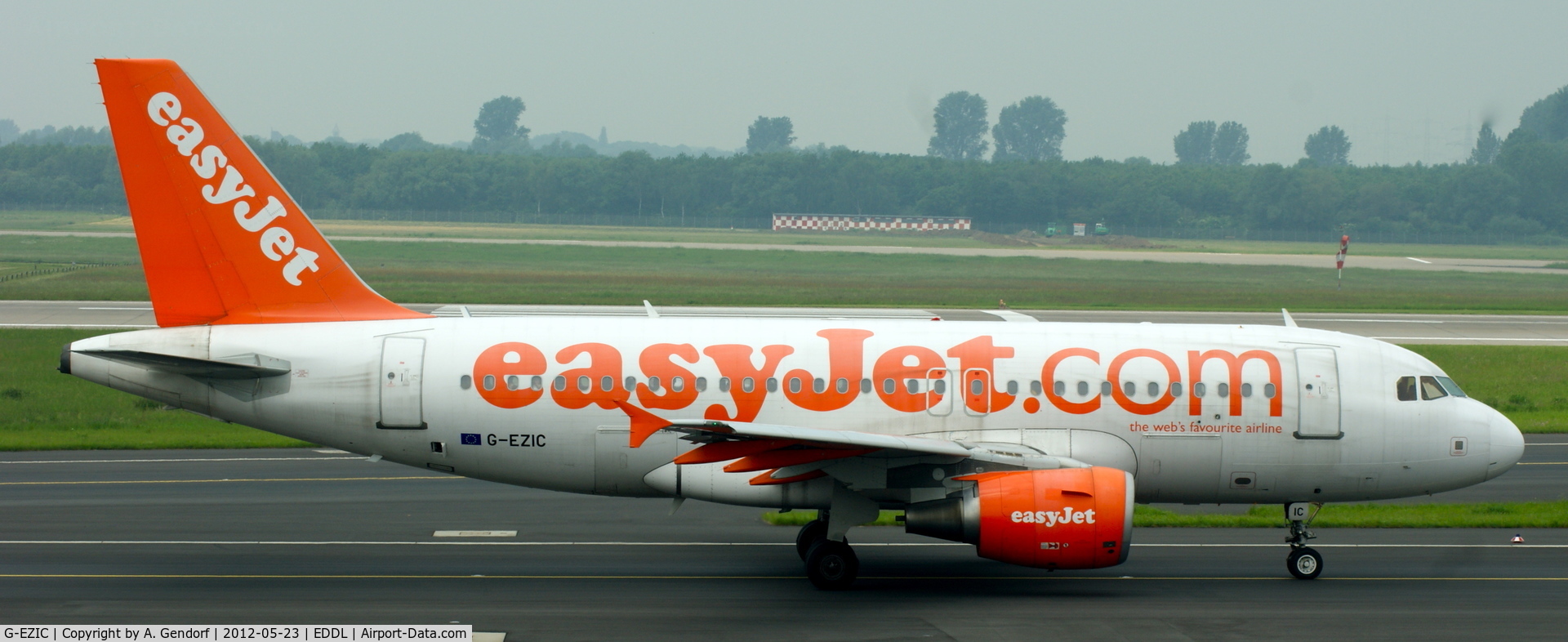 G-EZIC, 2005 Airbus A319-111 C/N 2436, Easy Jet, is taxiing for departure at Düsseldorf Int´l (EDDL)