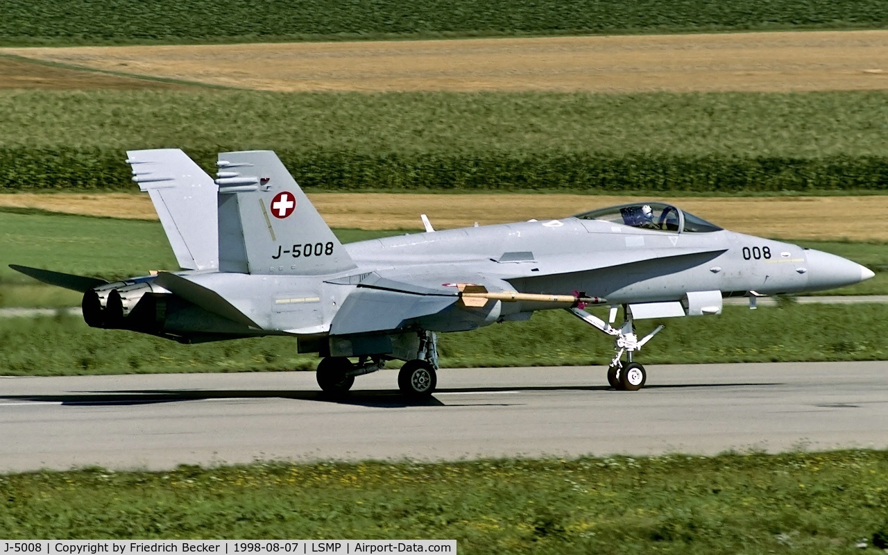 J-5008, McDonnell Douglas F/A-18C Hornet C/N 1336/SFC008, decelerating after touchdown