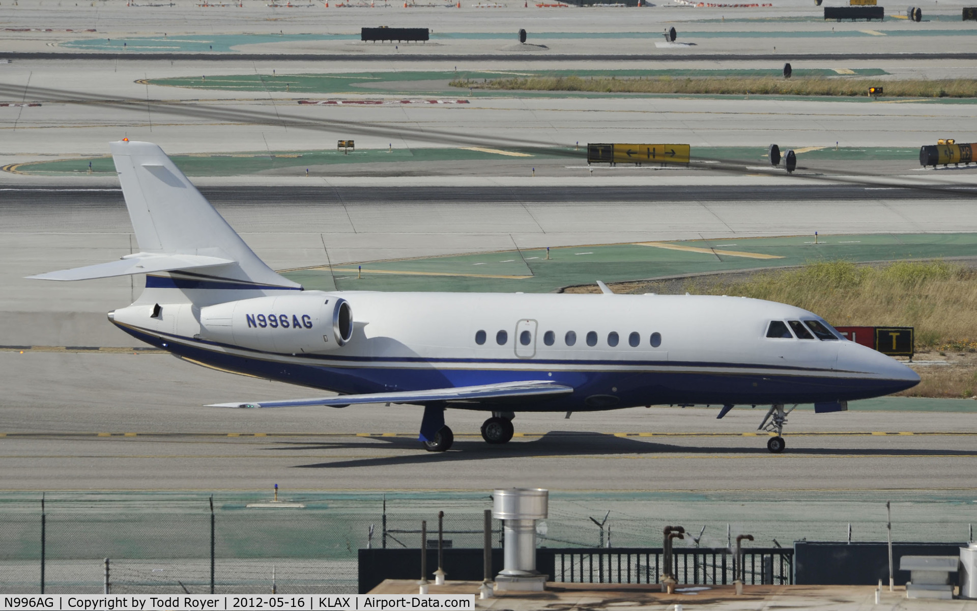 N996AG, 1998 Dassault Falcon 2000 C/N 64, Taxiing to parking at LAX