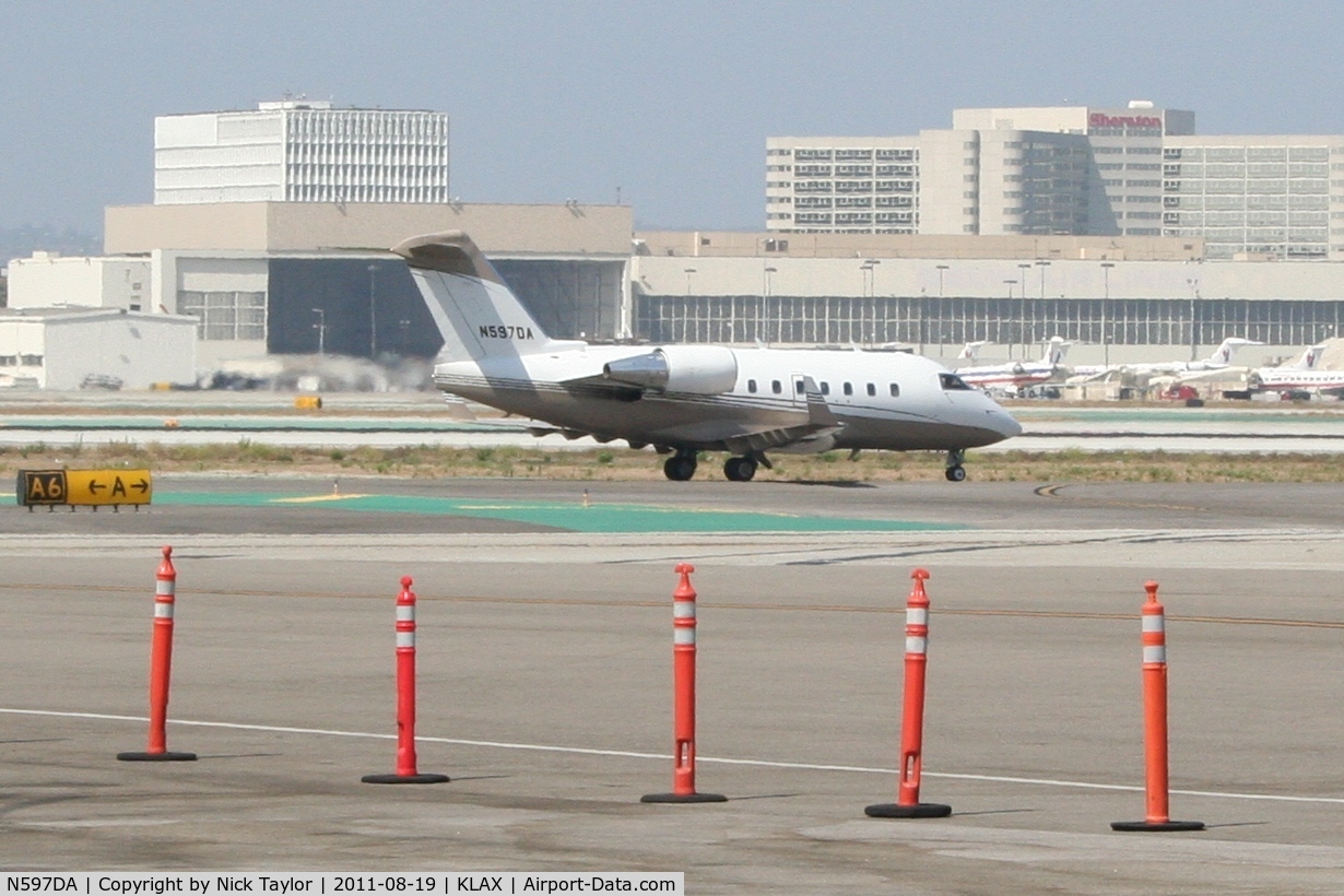 N597DA, 1997 Canadair Challenger 604 (CL-600-2B16) C/N 5359, taxiing