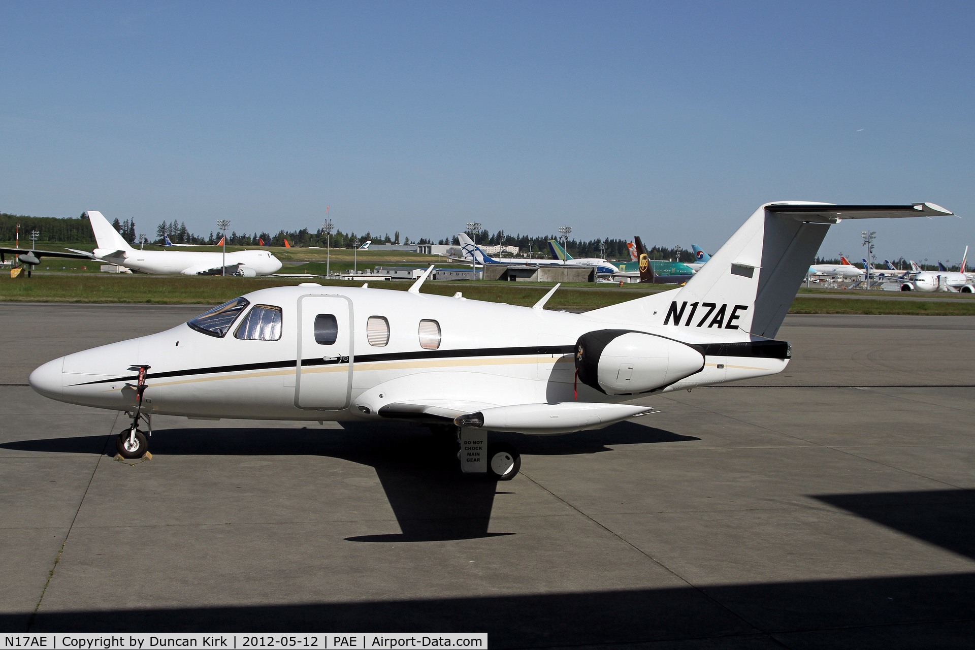 N17AE, 2007 Eclipse Aviation Corp EA500 C/N 000017, Note that no chocks can be used on the main gear