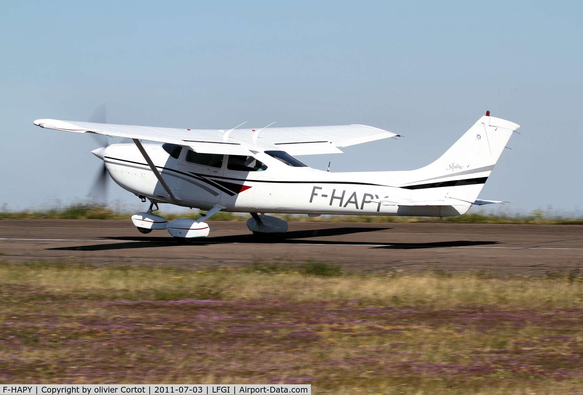 F-HAPY, Cessna 182S Skylane C/N 182-80334, taking off from Dijon Darois airshow 2011
