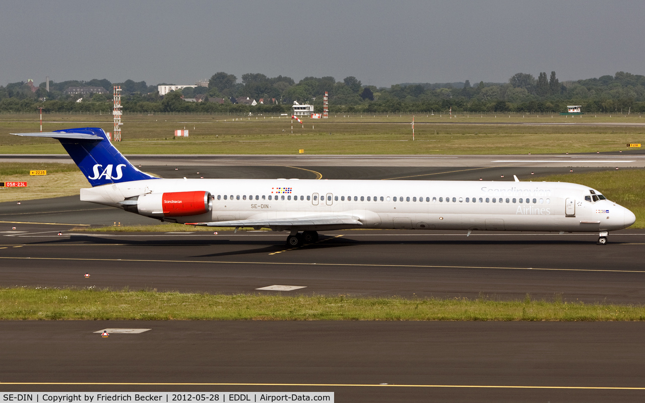 SE-DIN, 1990 McDonnell Douglas MD-82 (DC-9-82) C/N 49999, taxying to the active