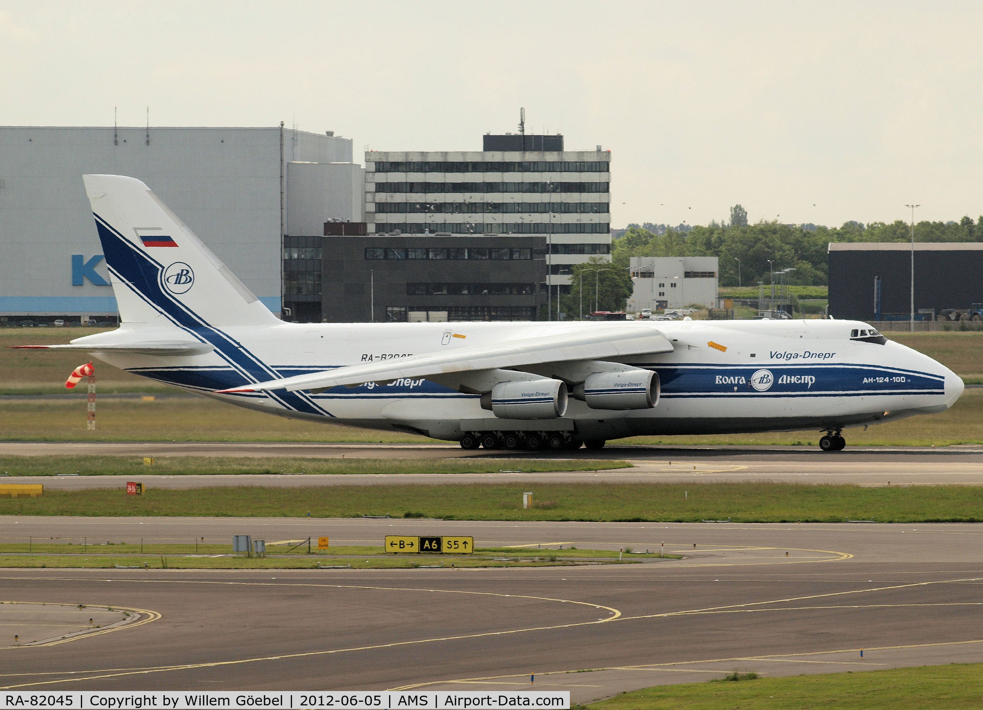 RA-82045, 1991 Antonov An-124-100 Ruslan C/N 9773052255113, Taxi to runway 24 of Schiphol Airport