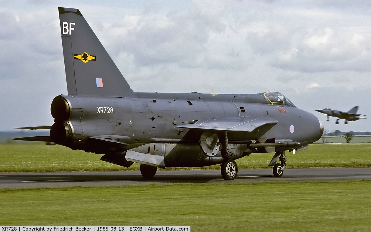 XR728, 1965 English Electric Lightning F.6 C/N 95213, taxying to the active
