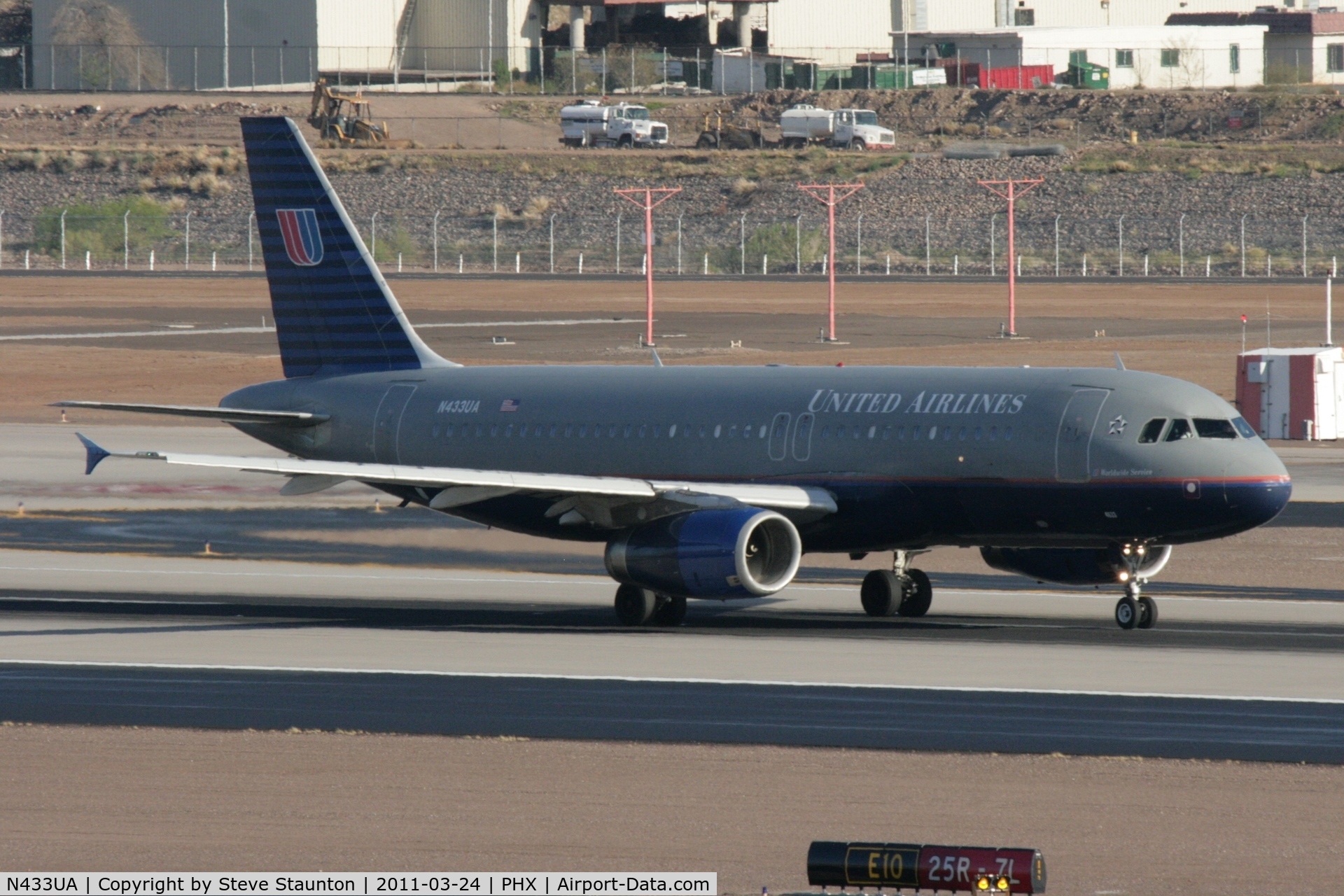 N433UA, 1996 Airbus A320-232 C/N 589, Taken at Phoenix Sky Harbor Airport, in March 2011 whilst on an Aeroprint Aviation tour