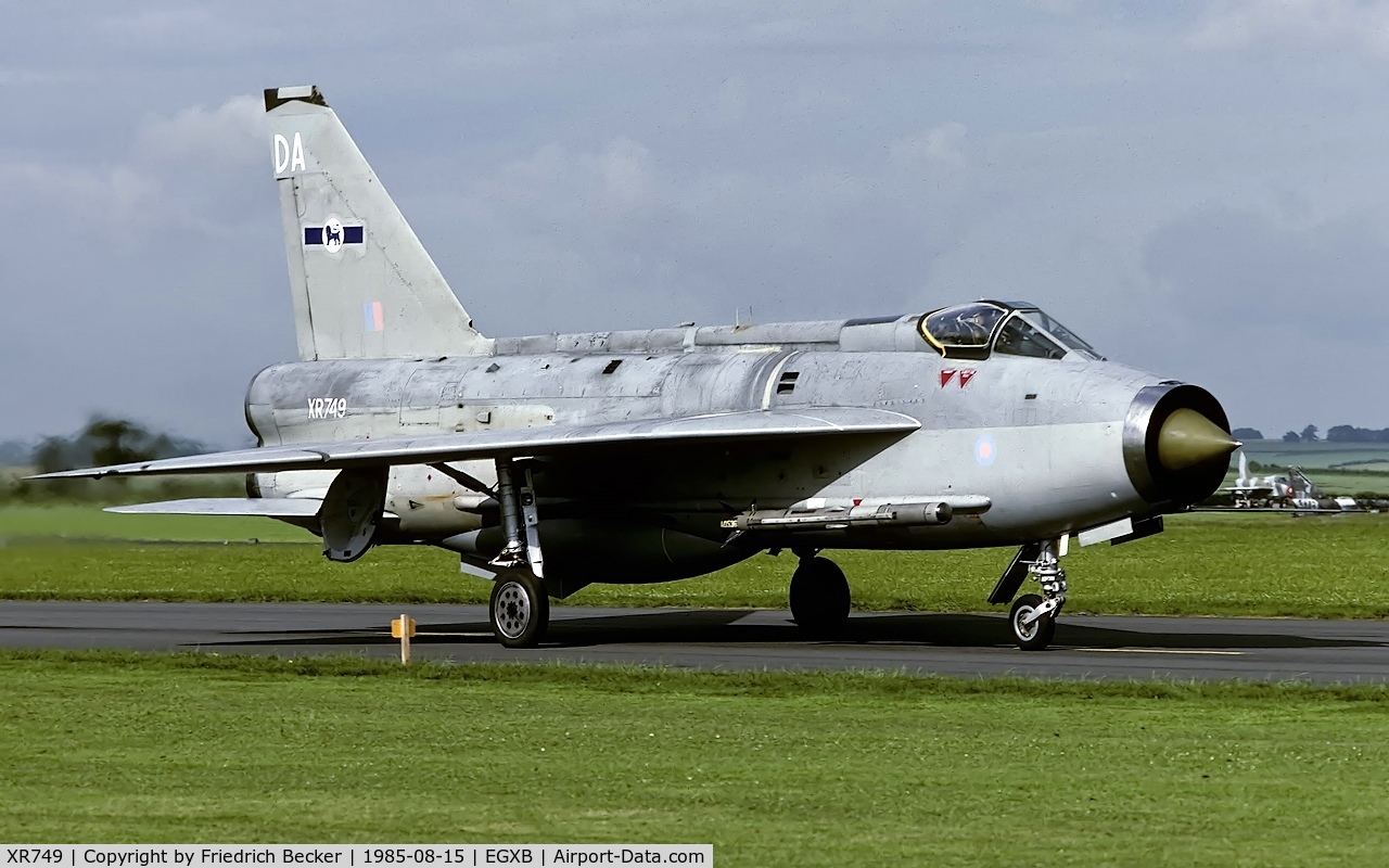 XR749, 1965 English Electric Lightning F.3 C/N 95214, taxying to the active